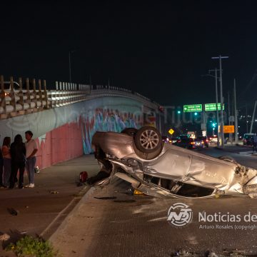 Volcadura en la Vía Alamar deja cuatro jóvenes ilesos