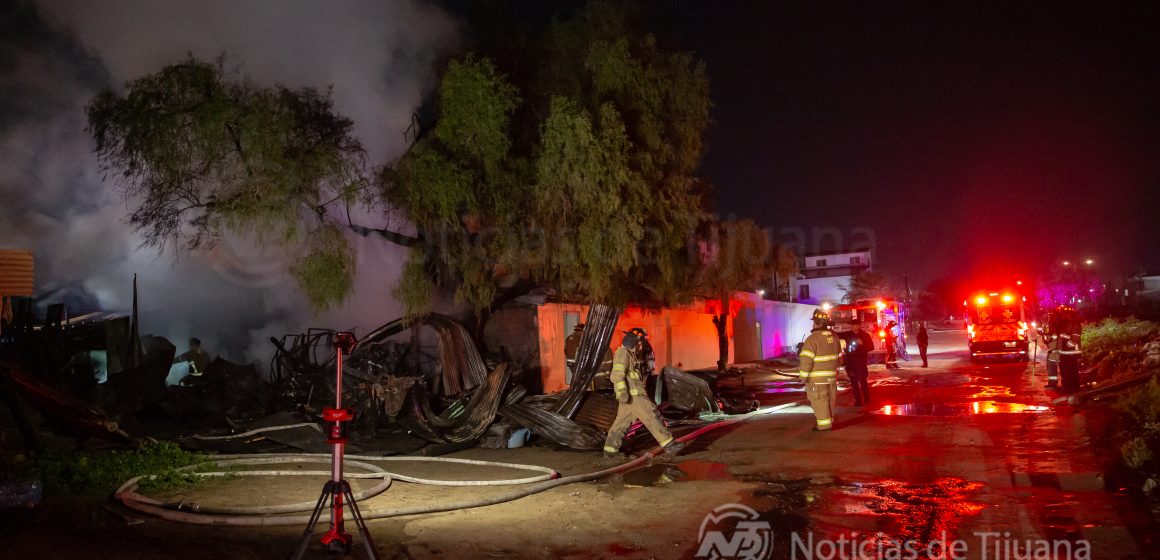 062A8202 Incendio en Arboledas de la Mesa moviliza a Bomberos de Tijuana