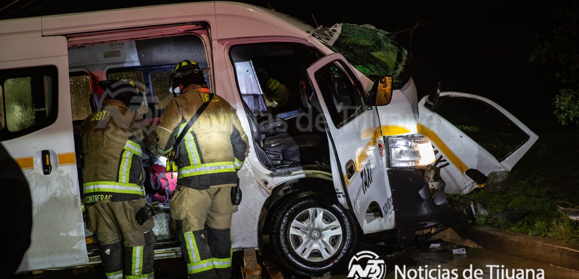 Taxista resulta gravemente lesionado tras chocar contra poste