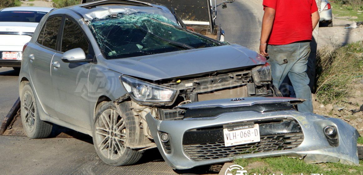 Joven conductor resulta ileso tras volcadura