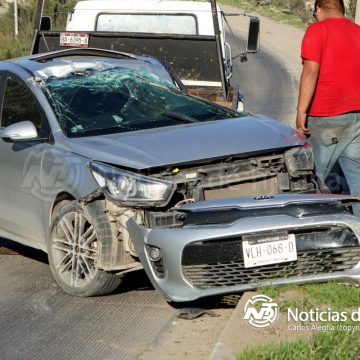 Joven conductor resulta ileso tras volcadura