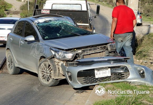 Joven conductor resulta ileso tras volcadura