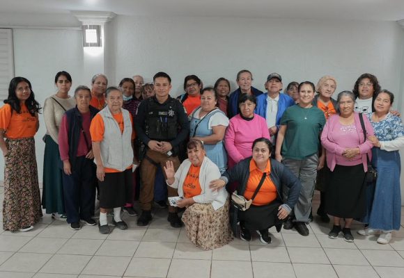Policía Cibernética Municipal imparte plática preventiva a personas de la tercera edad