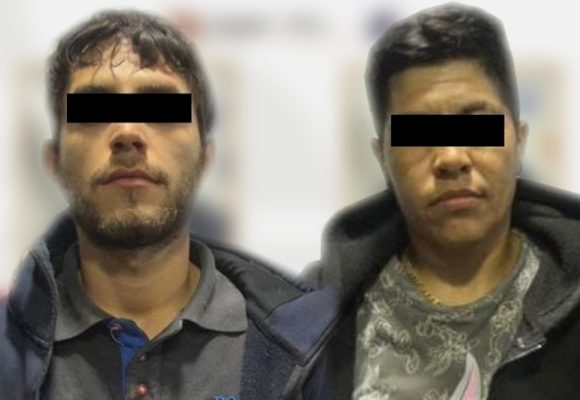 Detienen a dos personas por robo con violencia a comercio