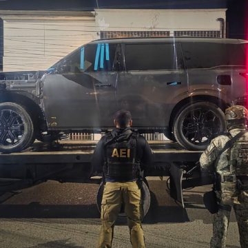 AEI realiza dos cateos en Tijuana y recupera vehículos robados