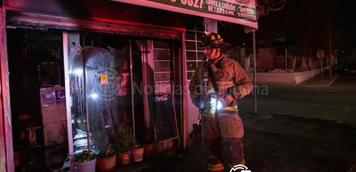 Incendio consume restaurante en la colonia Independencia; no hubo personas lesionadas