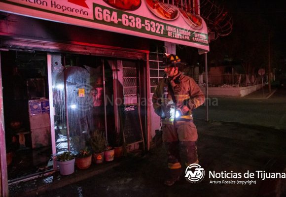 Incendio consume restaurante en la colonia Independencia; no hubo personas lesionadas