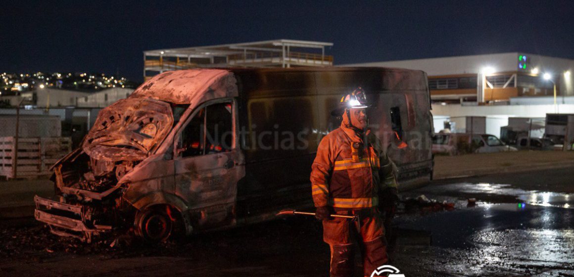 Incendio acaba con camión de carga en la Vía Rápida Oriente