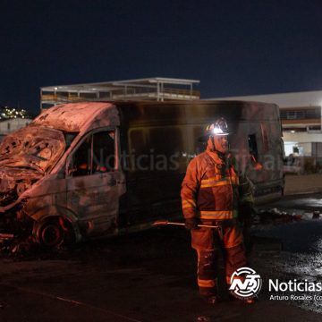 1 Incendio acaba con camión de carga en la Vía Rápida Oriente