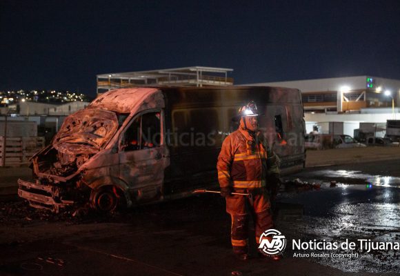 Incendio acaba con camión de carga en la Vía Rápida Oriente