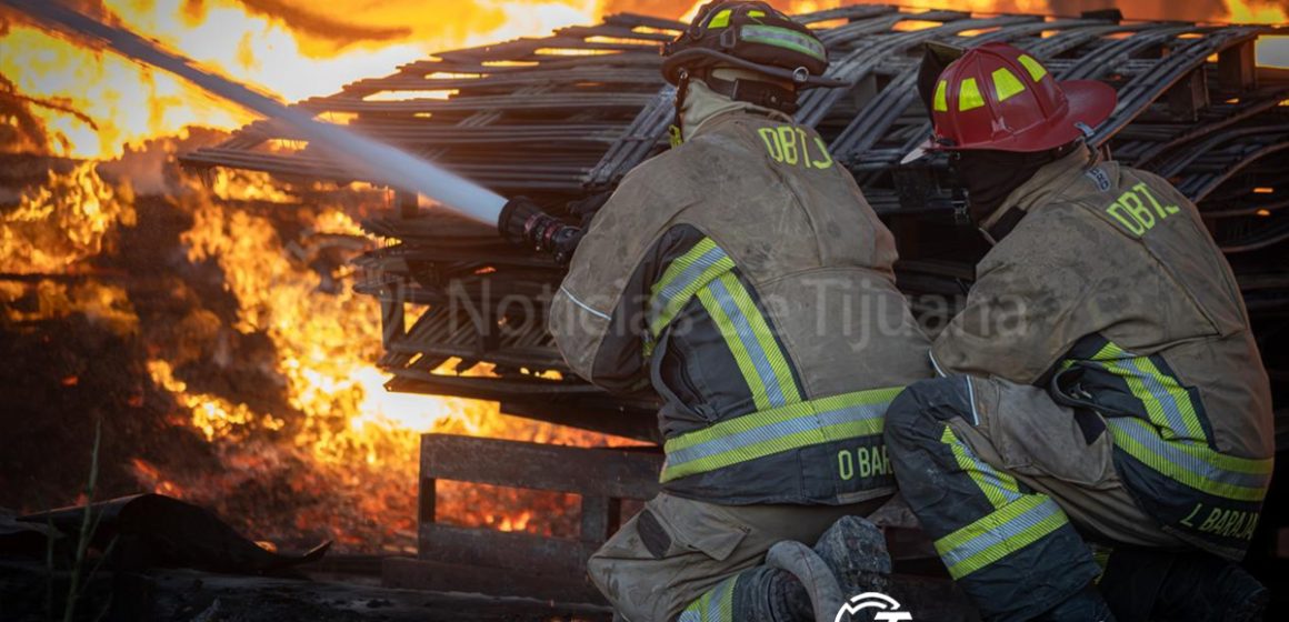 Feroz incendio deja en pérdida total comercios y viviendas en el Ejido Ojo de Agua