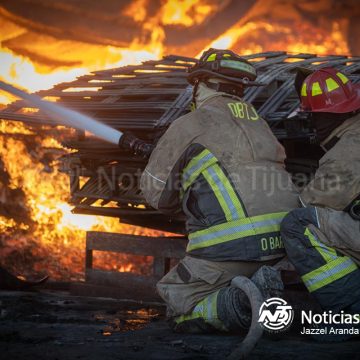 Feroz incendio deja en pérdida total comercios y viviendas en el Ejido Ojo de Agua