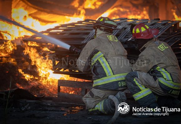 Feroz incendio deja en pérdida total comercios y viviendas en el Ejido Ojo de Agua