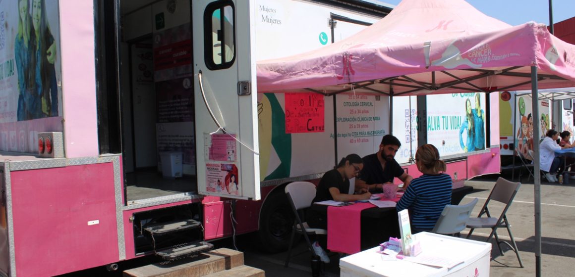 2 Mantienen detección gratuita de cáncer en la mujer en Módulo Rosa del HGT y Plaza Sendero