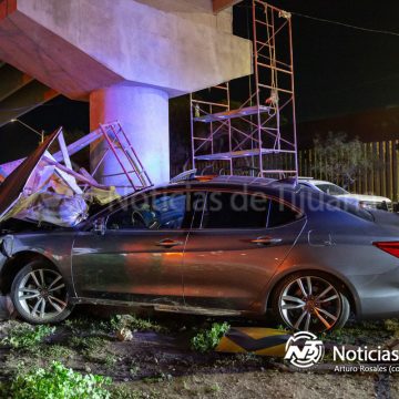 2 Vehículo se impacta contra viaducto en la colonia Libertad