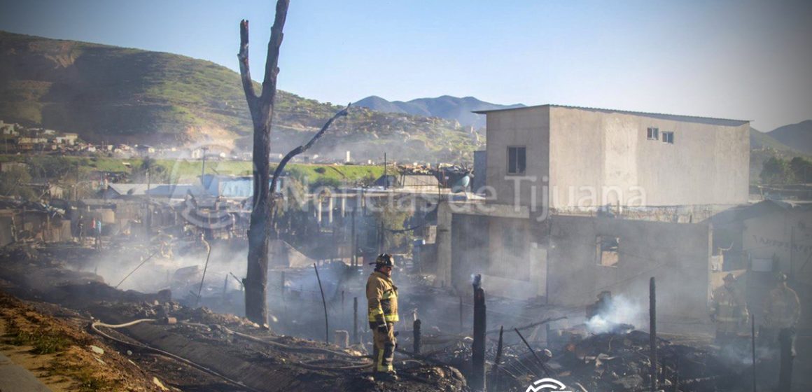 Cuatro viviendas consumidas por incendio en zona de invasión de la colonia El Niño