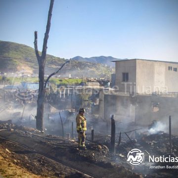 Cuatro viviendas consumidas por incendio en zona de invasión de la colonia El Niño