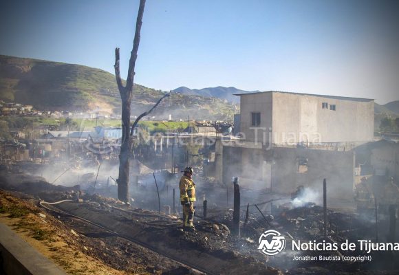 Cuatro viviendas consumidas por incendio en zona de invasión de la colonia El Niño