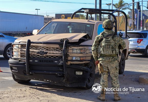 Percance con vehículo militar paraliza tránsito en el “Insurgentes”