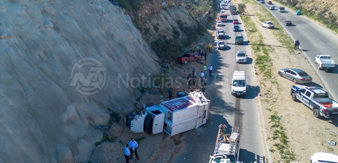 Fuerte accidente provoca volcadura de camión de basura en el Corredor 2000