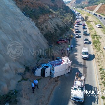 Fuerte accidente provoca volcadura de camión de basura en el Corredor 2000