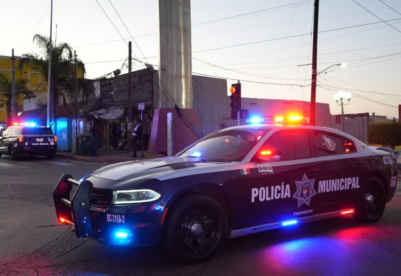 Aseguran a menor con arma de fuego en secundaria tras denuncia