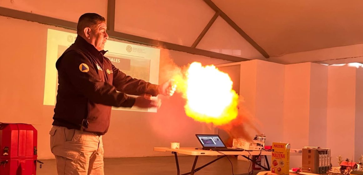 Protección Civil capacita a residentes de La Rumorosa en prevención de incendios