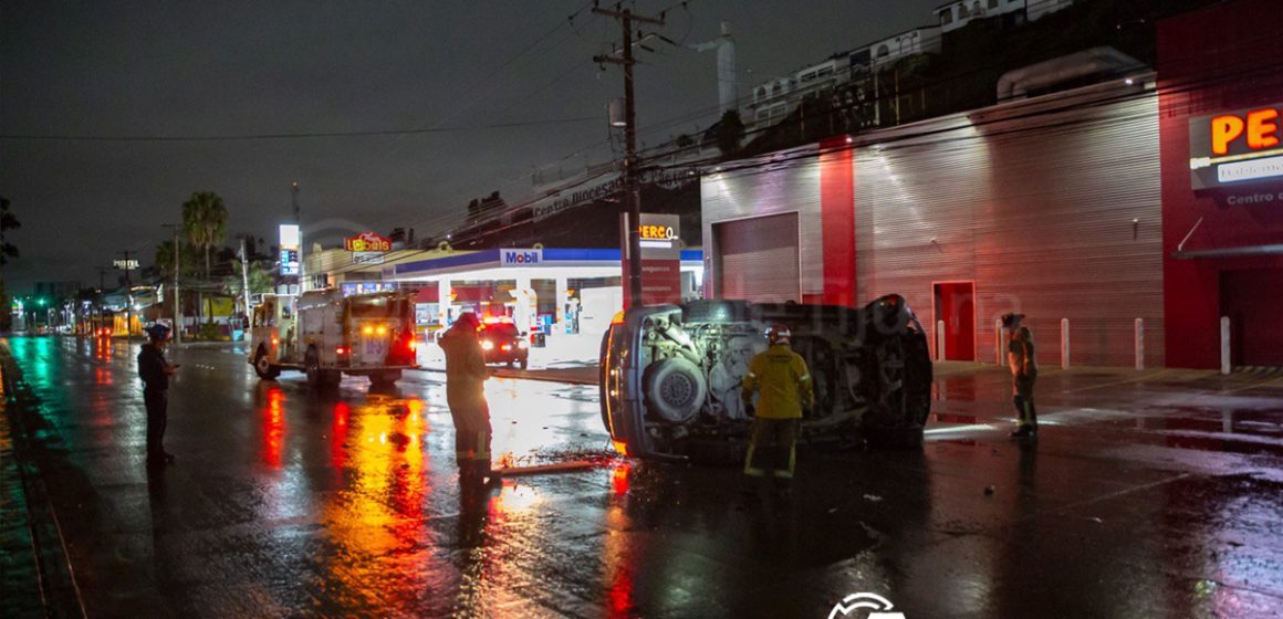 Dos jóvenes detenidos tras choque y volcadura en el bulevar Insurgentes