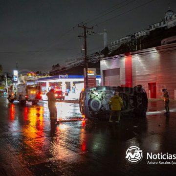 Dos jóvenes detenidos tras choque y volcadura en el bulevar Insurgentes