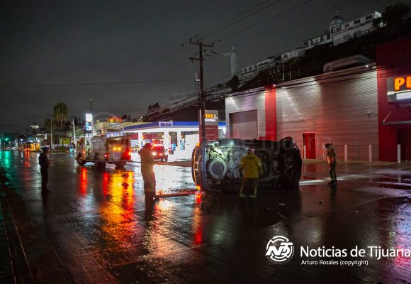 Dos jóvenes detenidos tras choque y volcadura en el bulevar Insurgentes