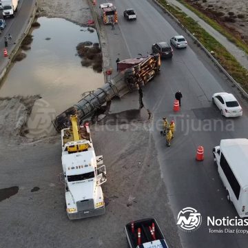 5 Camión cisterna termina en volcadura en el 2000