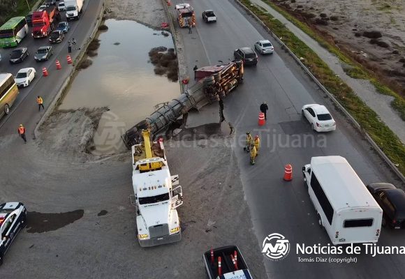 Camión cisterna termina en volcadura en el 2000
