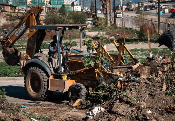 Retiran más de 60 toneladas de basura y escombros en colonias de Tijuana