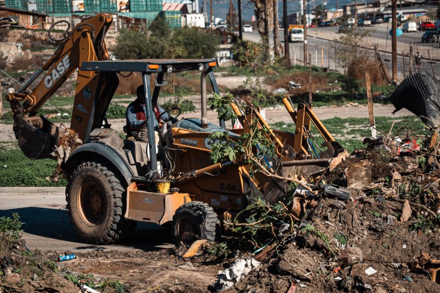 Retiran más de 60 toneladas de basura y escombros en colonias de Tijuana