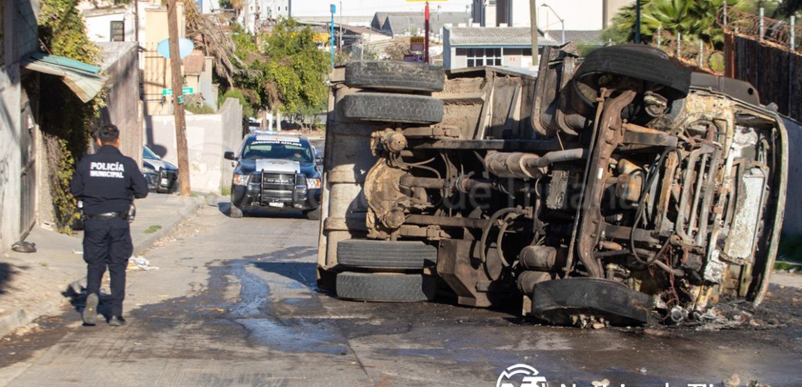 Camión recolector de basura termina en perdida total en Jardines de la Mesa