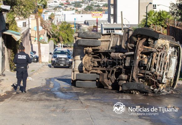 Camión recolector de basura termina en perdida total en Jardines de la Mesa