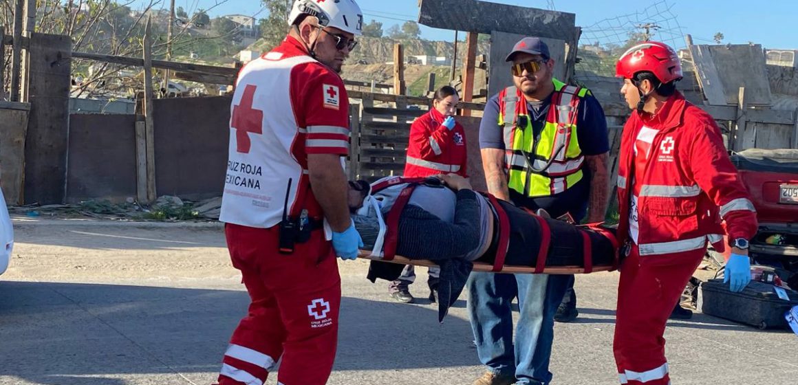 Vuelca vehículo en Vía Rápida Alamar; conductor resulta lesionado