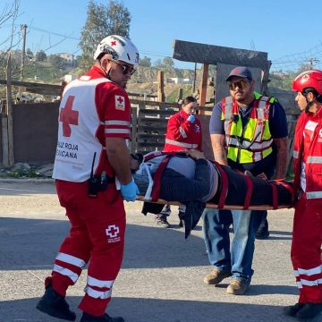 54t4t Vuelca vehículo en Vía Rápida Alamar; conductor resulta lesionado