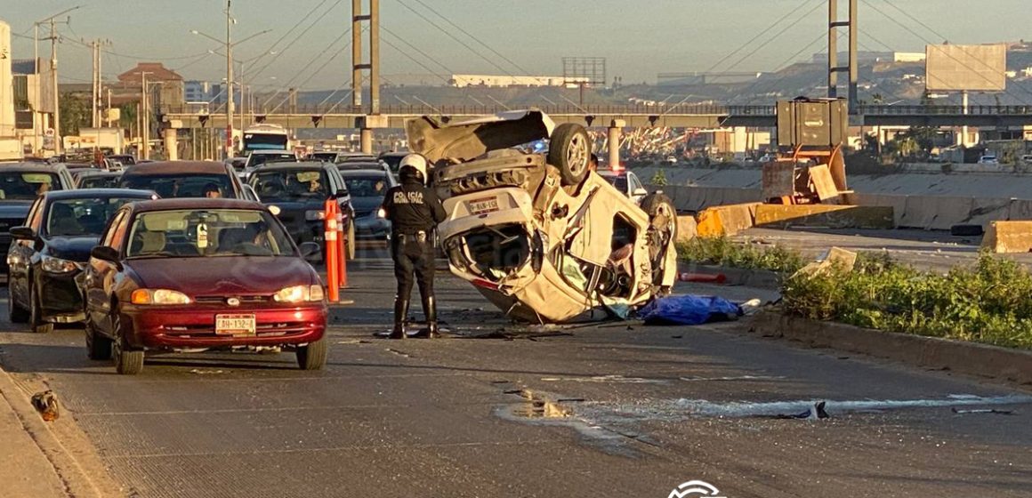 55 Conductor de Ford Fiesta muere prensado tras chocar contra muro en Vía Rápida