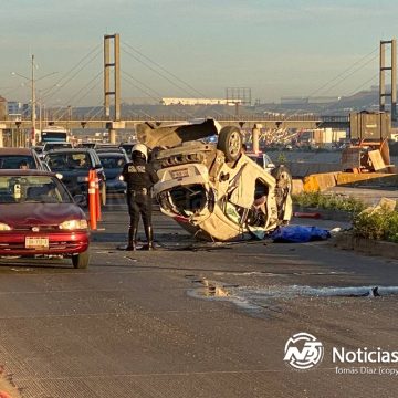 Conductor de Ford Fiesta muere prensado tras chocar contra muro en Vía Rápida