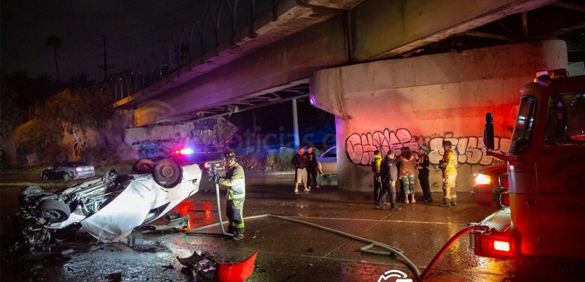 Volcadura en la Vía Rápida deja a dos jóvenes lesionados