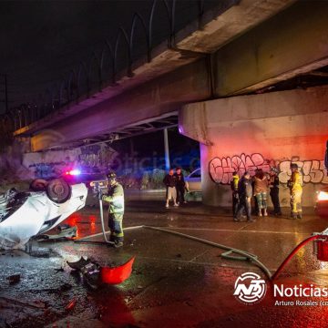 Volcadura en la Vía Rápida deja a dos jóvenes lesionados