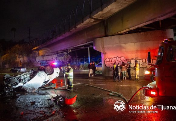 Volcadura en la Vía Rápida deja a dos jóvenes lesionados