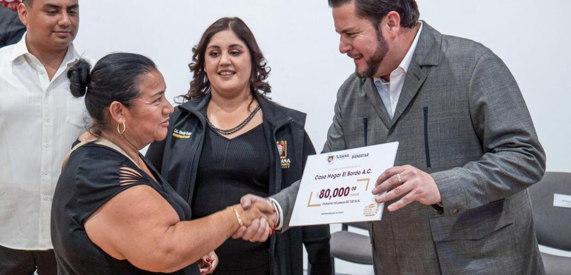 Ismael Burgueño entrega apoyos económicos a población vulnerable y organismos civiles