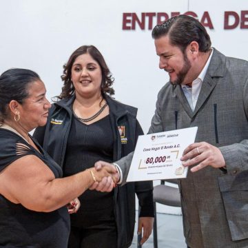 Ismael Burgueño entrega apoyos económicos a población vulnerable y organismos civiles