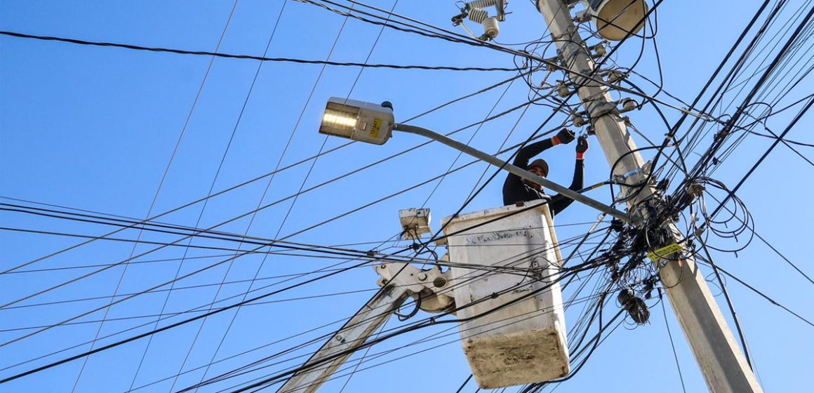 Inicia reparación de luminarias en colonias de Tecate