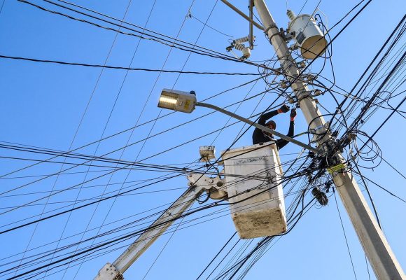 Inicia reparación de luminarias en colonias de Tecate