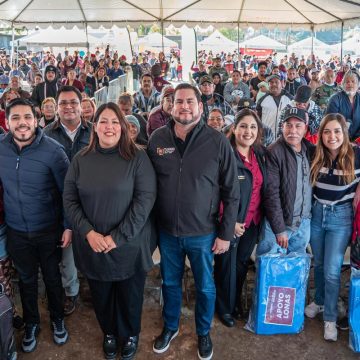 Burgueño atiende a vecinos de la colonia Miramar durante la Jornada del Pueblo