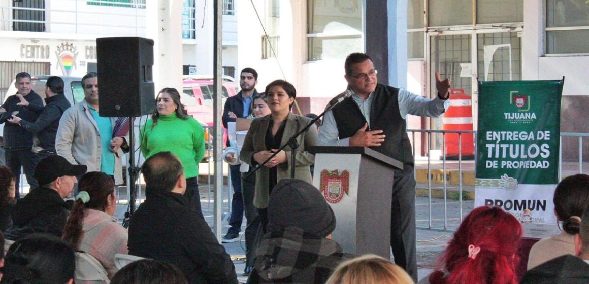 Arturo Aguirre destaca entrega de títulos de propiedad a familias tijuanenses