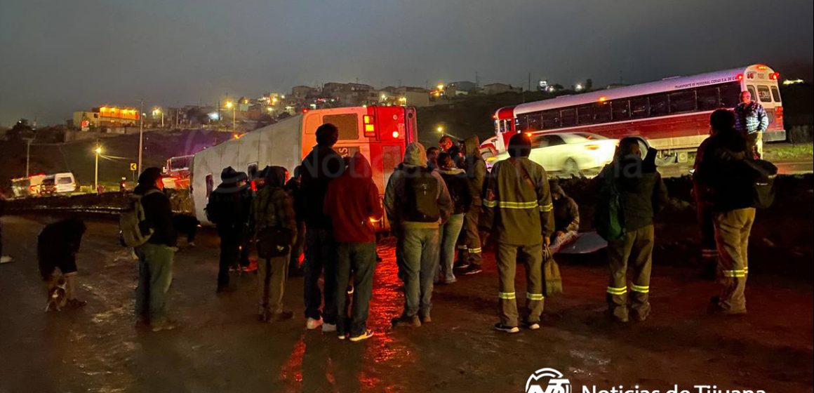 nh Camión de transporte de personal “Coras” vuelca con 27 pasajeros a bordo